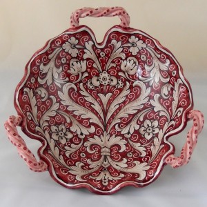 CENTRO TAVOLA CON MANICI &ldquo;FONDO ROSSO&rdquo; DA CM. 36