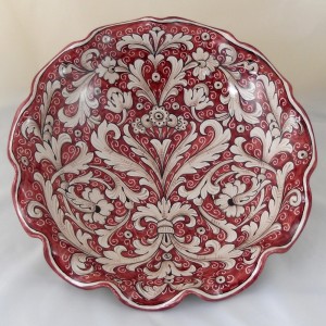 CENTRO TAVOLA SMERLATO &ldquo;FONDO ROSSO&rdquo; DA CM. 27