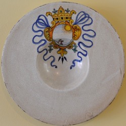 PIATTO DA PARETE ANTICO A CAPPELLO “STEMMA” CM. 30